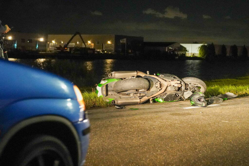 Motorrijder gaat onderuit en raakt gewond