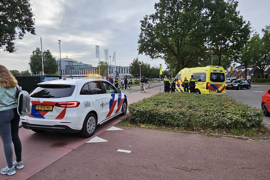 Scholier aangereden door afslaande auto