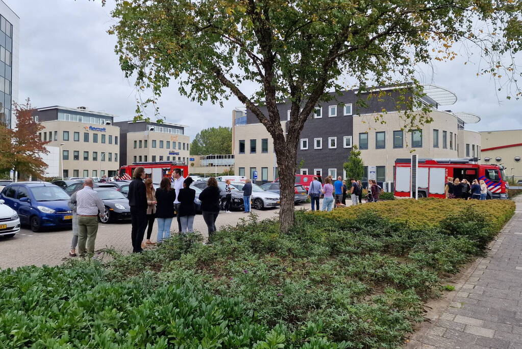 Kantoorgebouw ontruimd wegens brandlucht