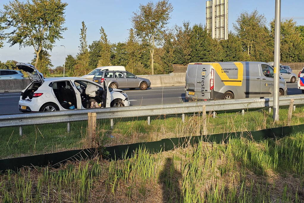 Flinke schade bij botsing tussen auto en bestelbus