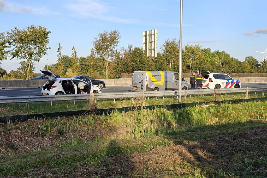Flinke schade bij botsing tussen auto en bestelbus