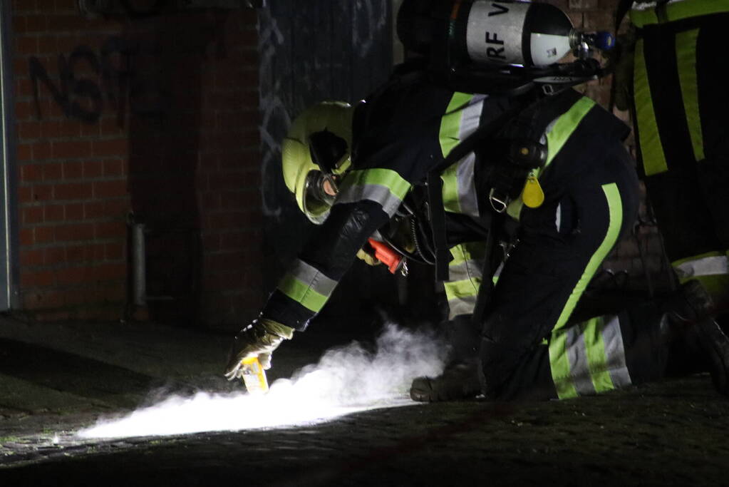 Brandweer verricht metingen bij rokende substantie op straat