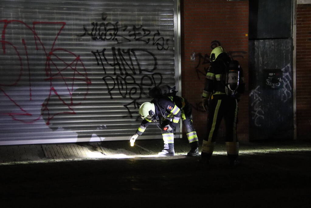 Brandweer verricht metingen bij rokende substantie op straat