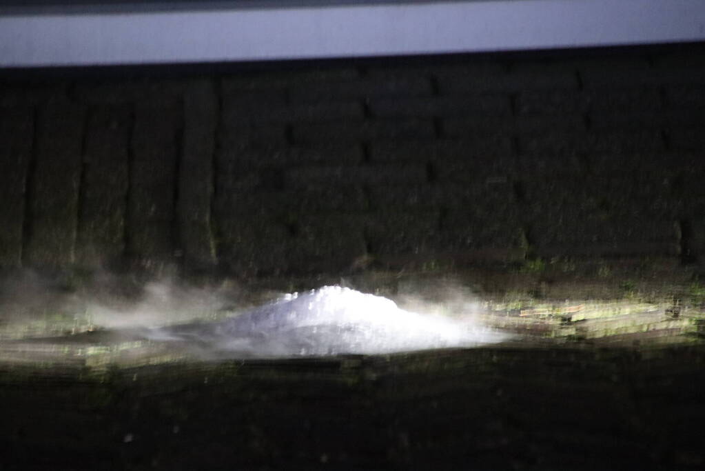 Brandweer verricht metingen bij rokende substantie op straat