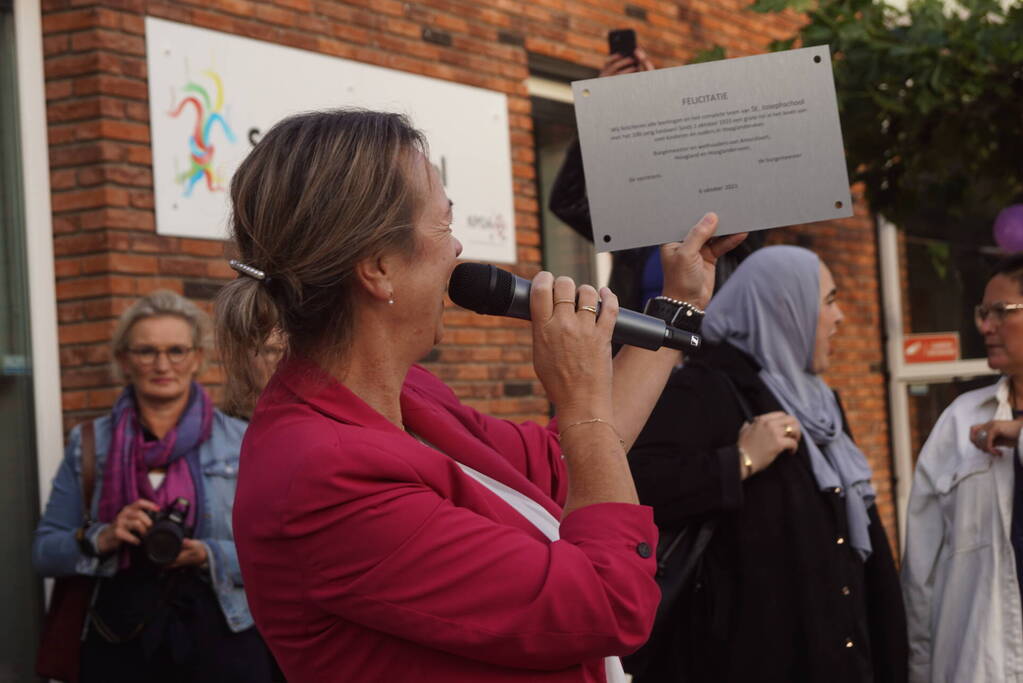 Lucas Bolsius opent feestweek vanwege 100-jarig bestaan Sint Josephschool