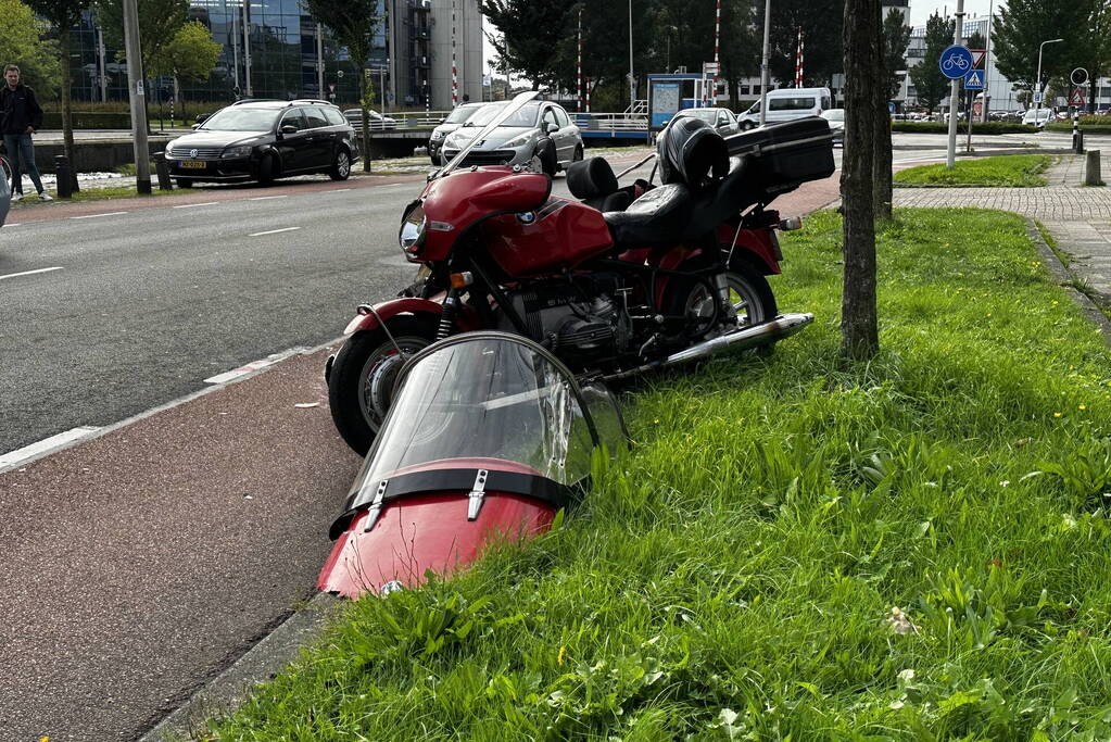 Zijspan in botsing met automobilist