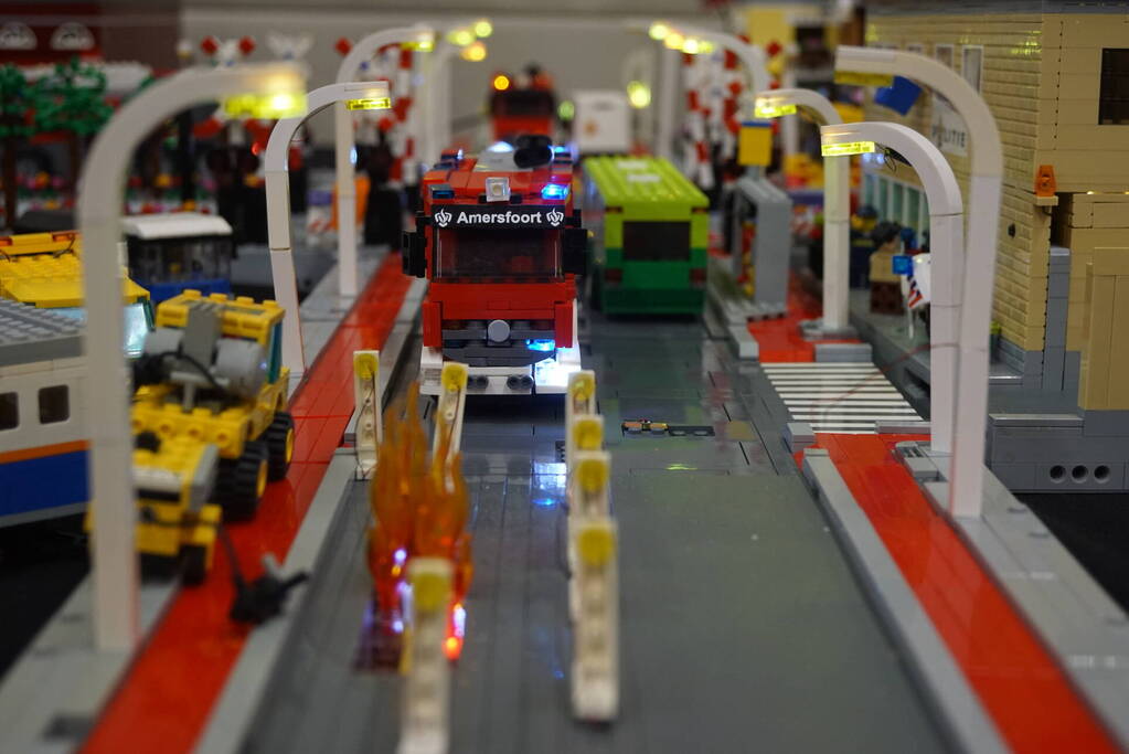 LEGO-liefhebbers bewonderen tentoongestelde creaties