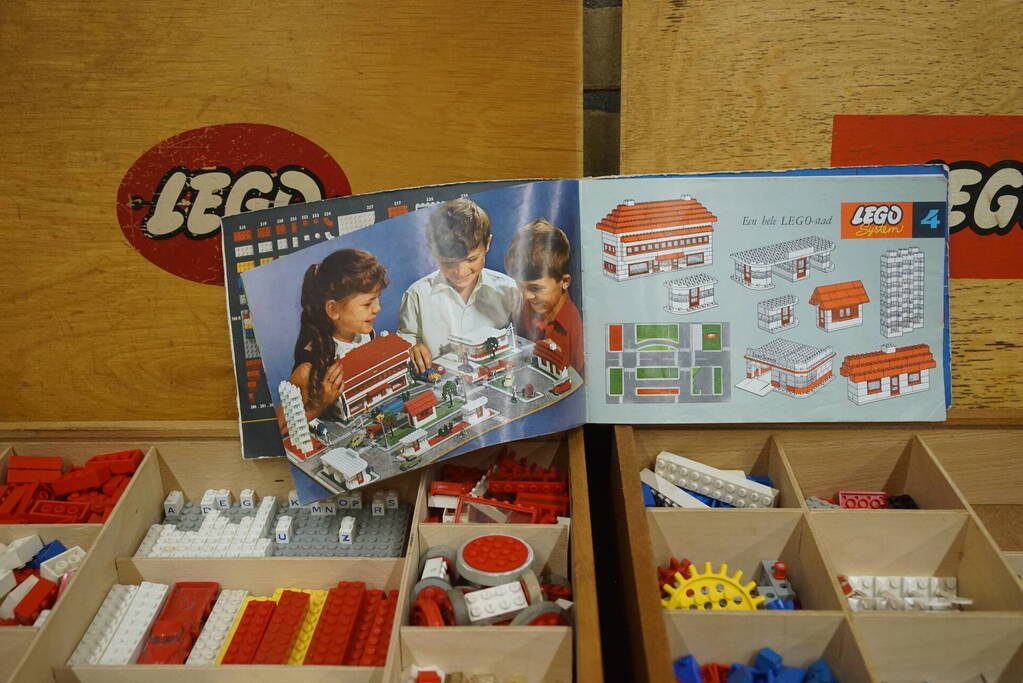 LEGO-liefhebbers bewonderen tentoongestelde creaties
