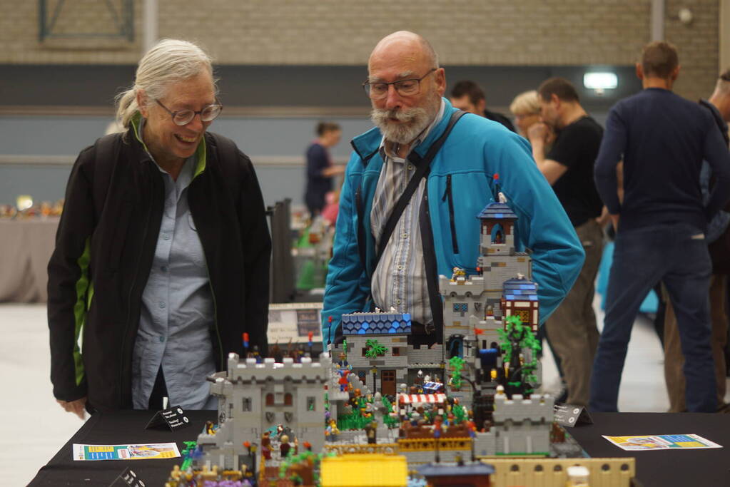 LEGO-liefhebbers bewonderen tentoongestelde creaties