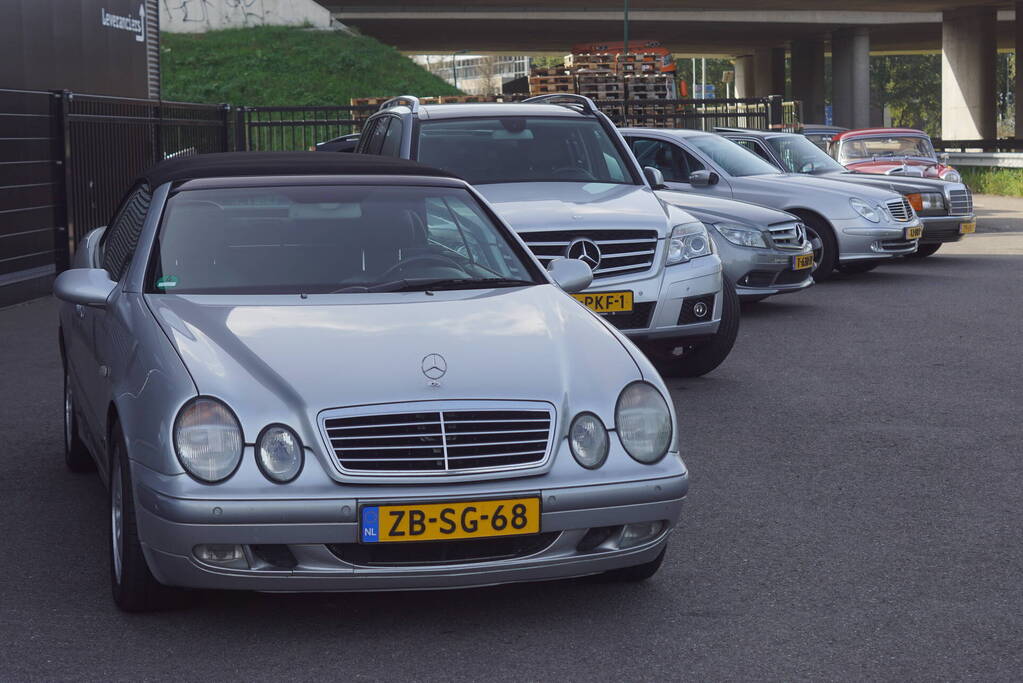 Beeldschone Mercedes-Benz voertuigen geparkeerd
