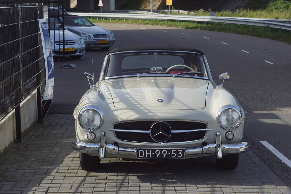 Beeldschone Mercedes-Benz voertuigen geparkeerd