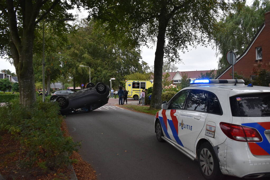 Auto belandt op kop na aanrijding op kruising
