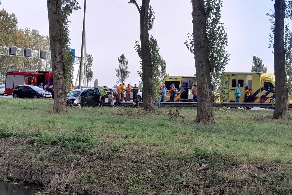 Traumahelikopter landt op snelweg nadat auto tegen boom klapt, twee gewonden