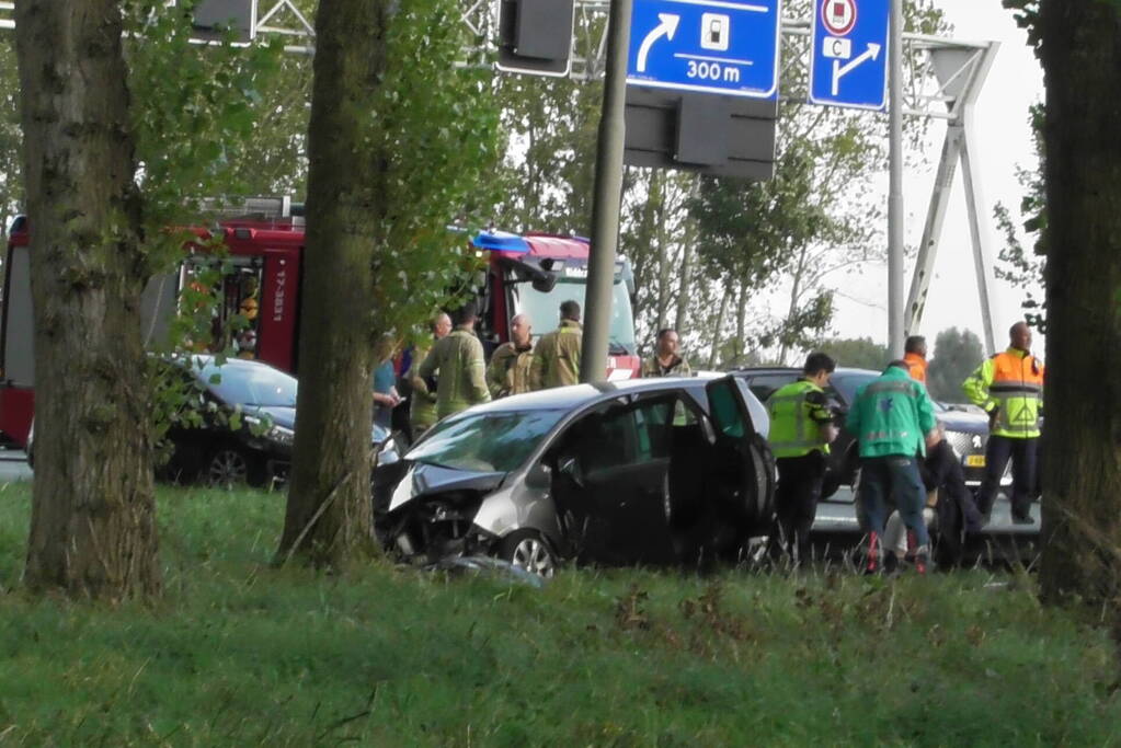 Traumahelikopter landt op snelweg nadat auto tegen boom klapt, twee gewonden