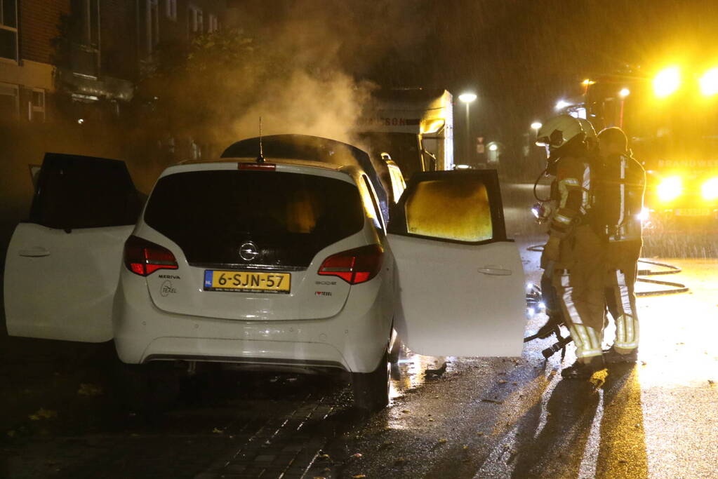 Brandweer blust brandende auto