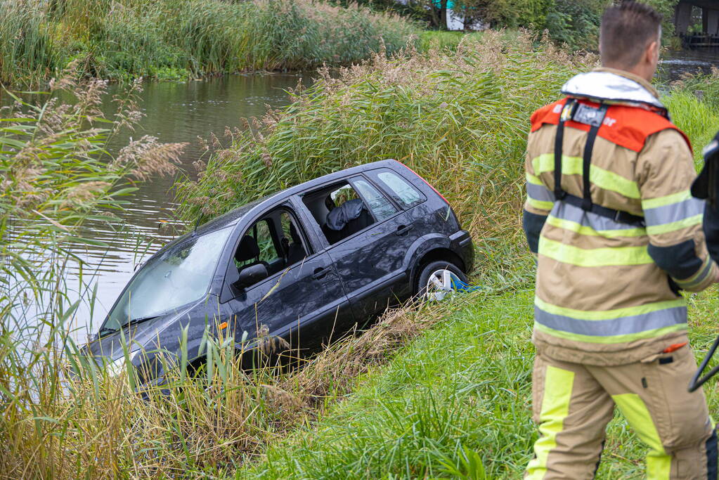 Automobilist raakt van de weg en belandt in Naardertrekvaart