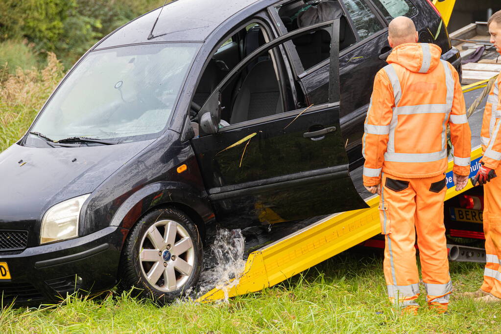 Automobilist raakt van de weg en belandt in Naardertrekvaart