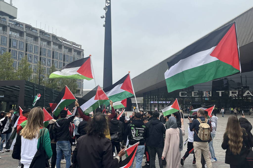 Revolutionaire Eenheid demonstreert bij centraal station