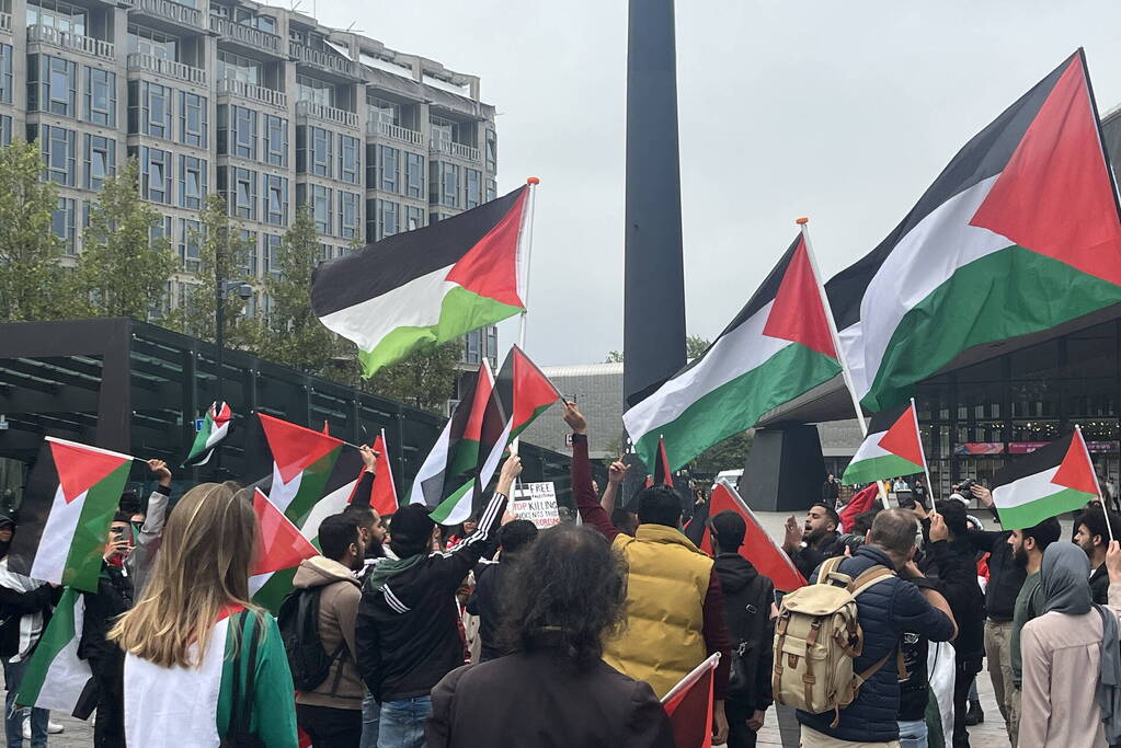 Revolutionaire Eenheid demonstreert bij centraal station