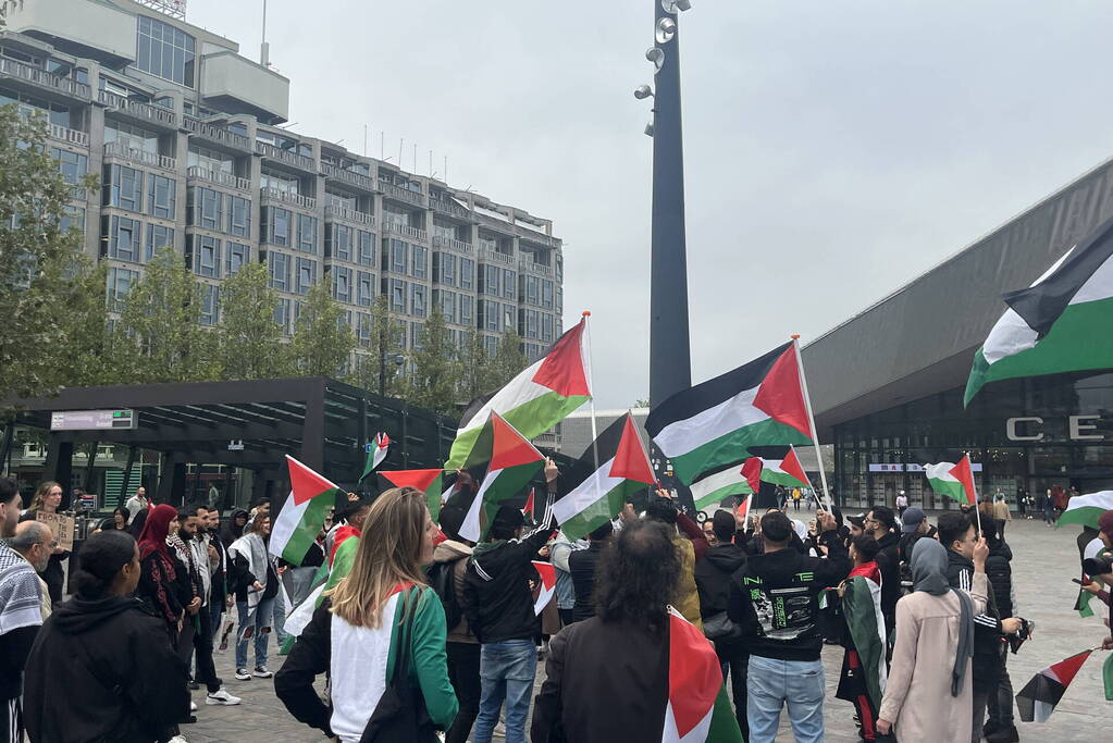 Revolutionaire Eenheid demonstreert bij centraal station