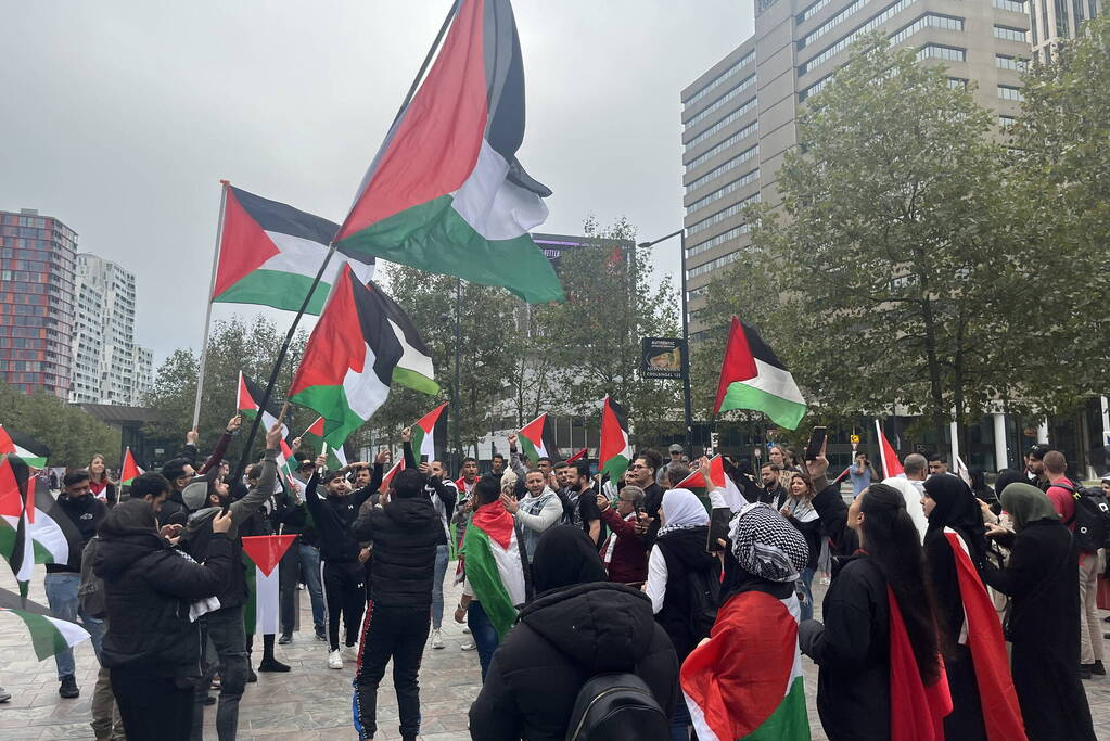 Revolutionaire Eenheid demonstreert bij centraal station