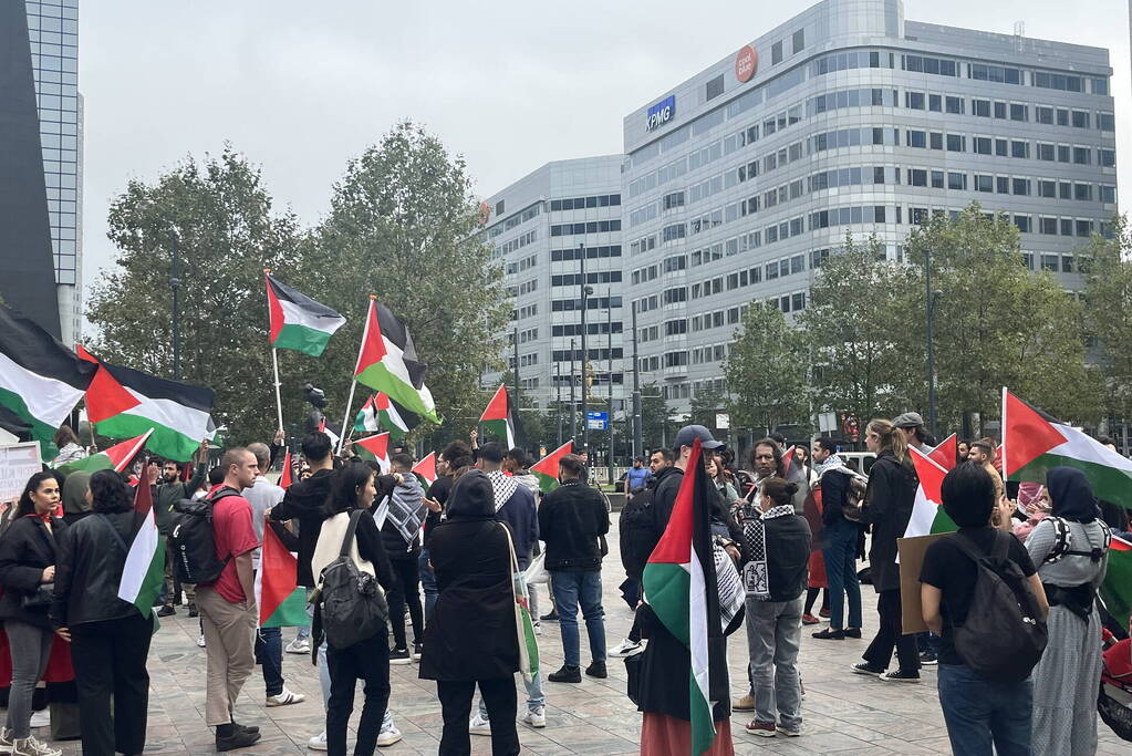 Revolutionaire Eenheid demonstreert bij centraal station