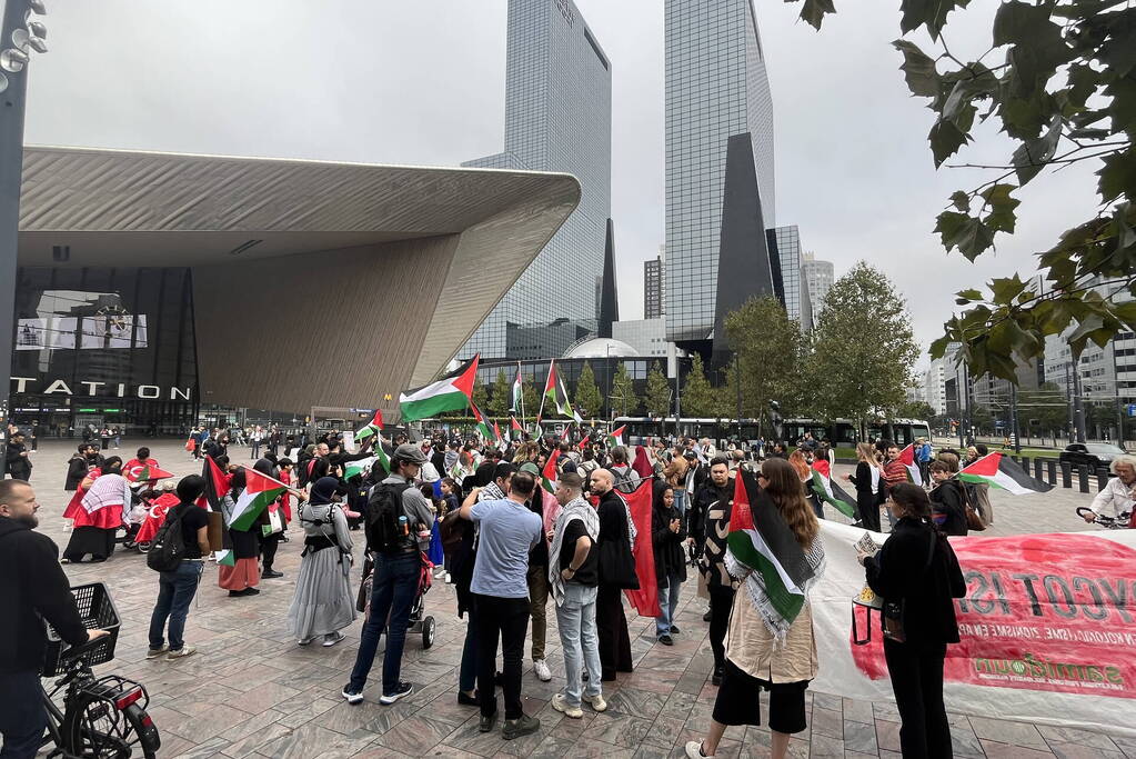Revolutionaire Eenheid demonstreert bij centraal station