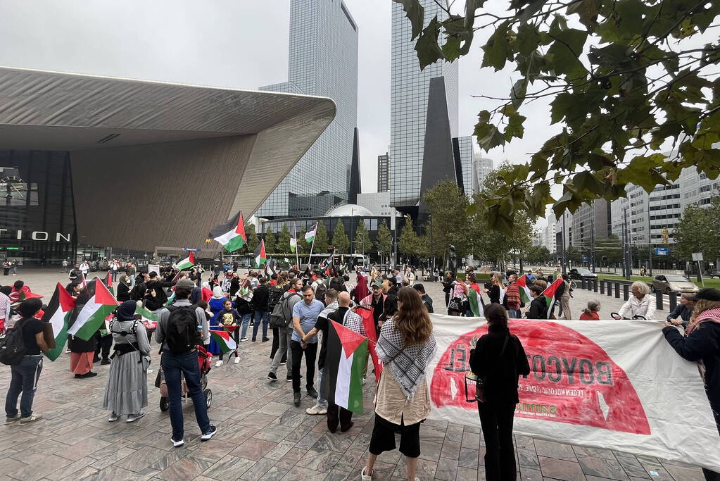Revolutionaire Eenheid demonstreert bij centraal station