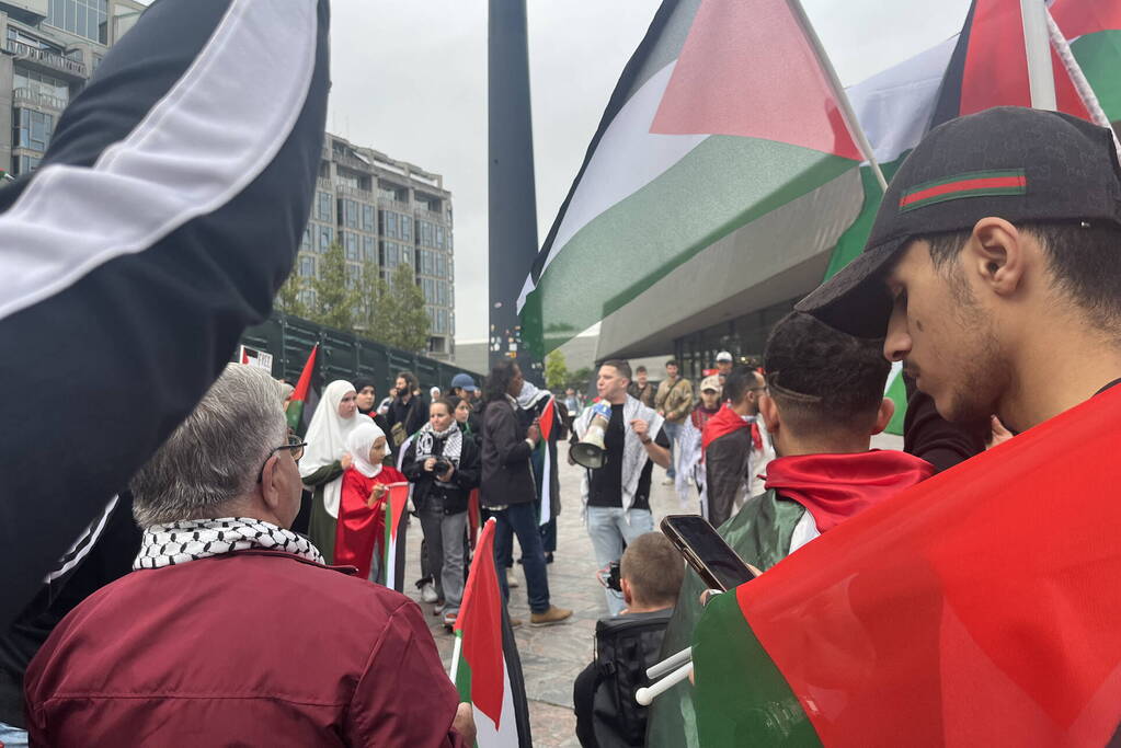 Revolutionaire Eenheid demonstreert bij centraal station