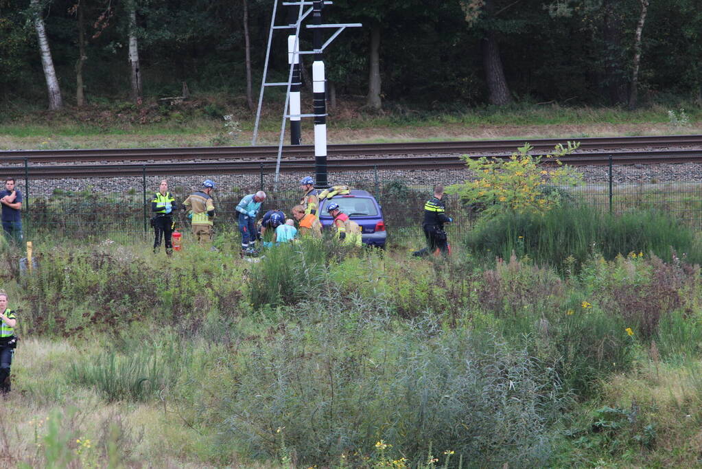 Auto rijdt van talud en belandt tegen hekwerk