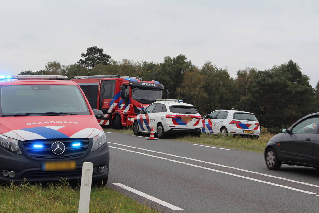 Auto rijdt van talud en belandt tegen hekwerk