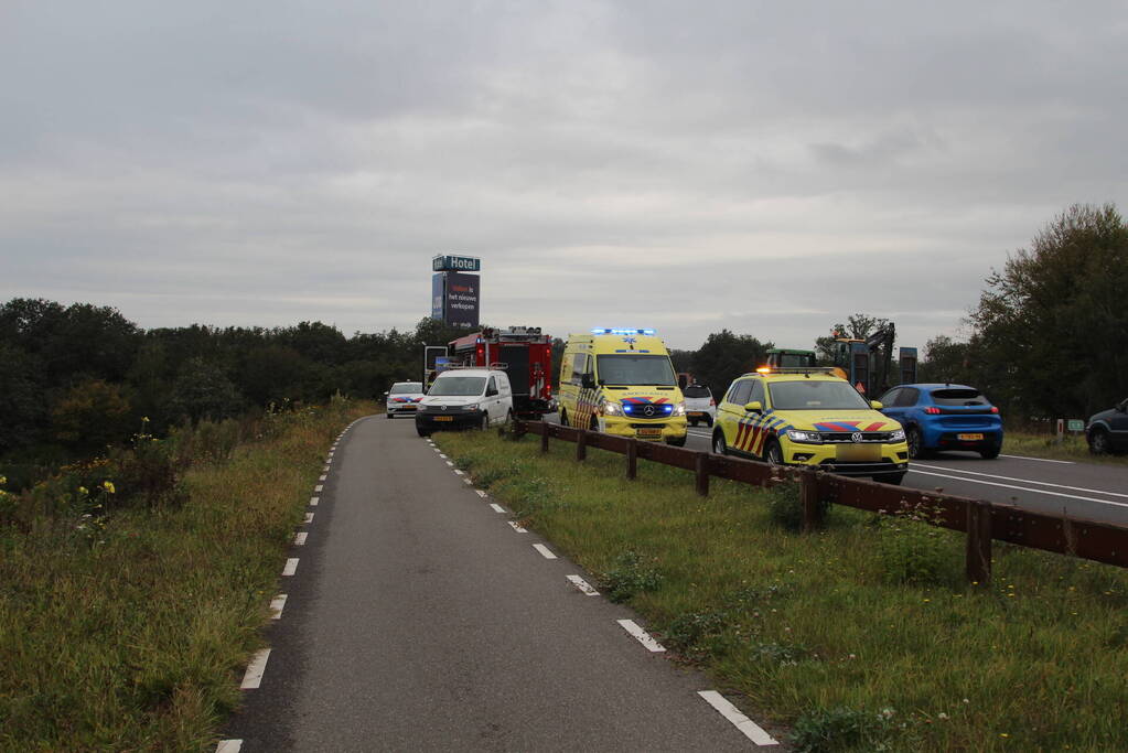 Auto rijdt van talud en belandt tegen hekwerk