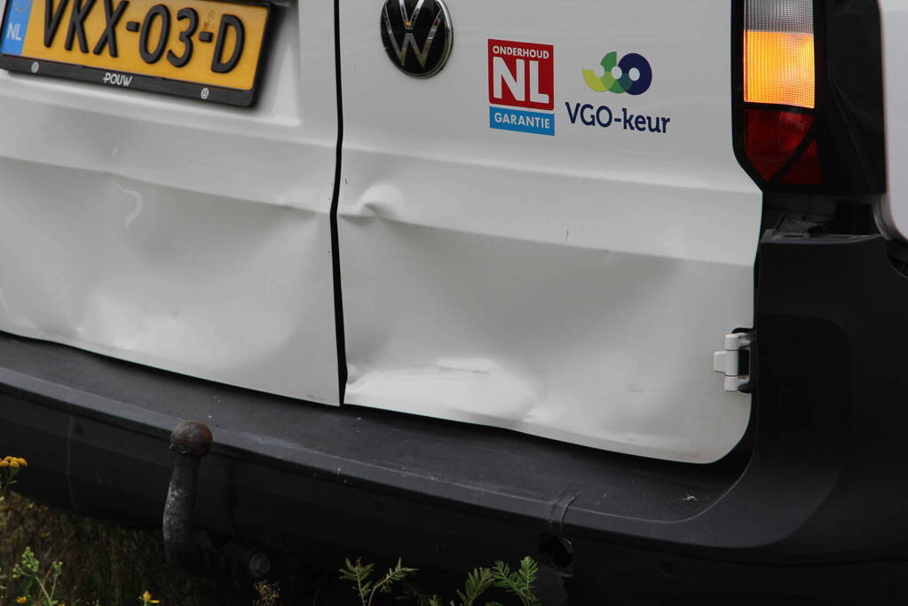 Auto rijdt van talud en belandt tegen hekwerk