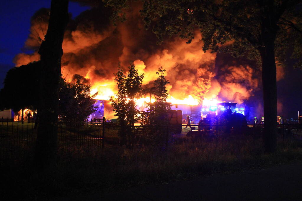 Grote uitslaande brand in loods