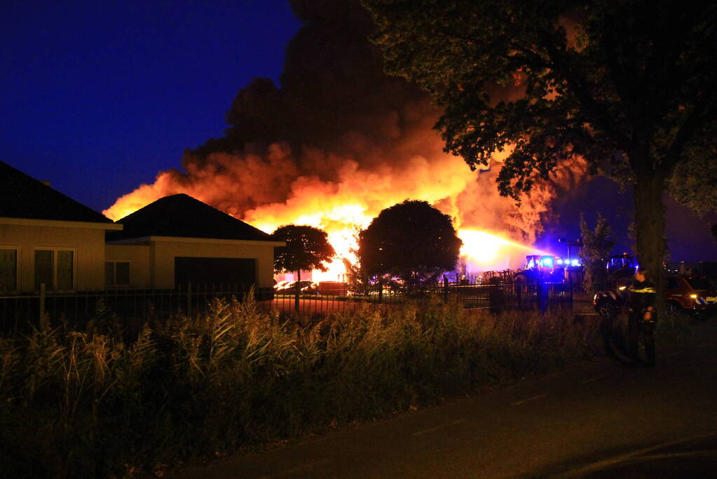 Grote uitslaande brand in loods
