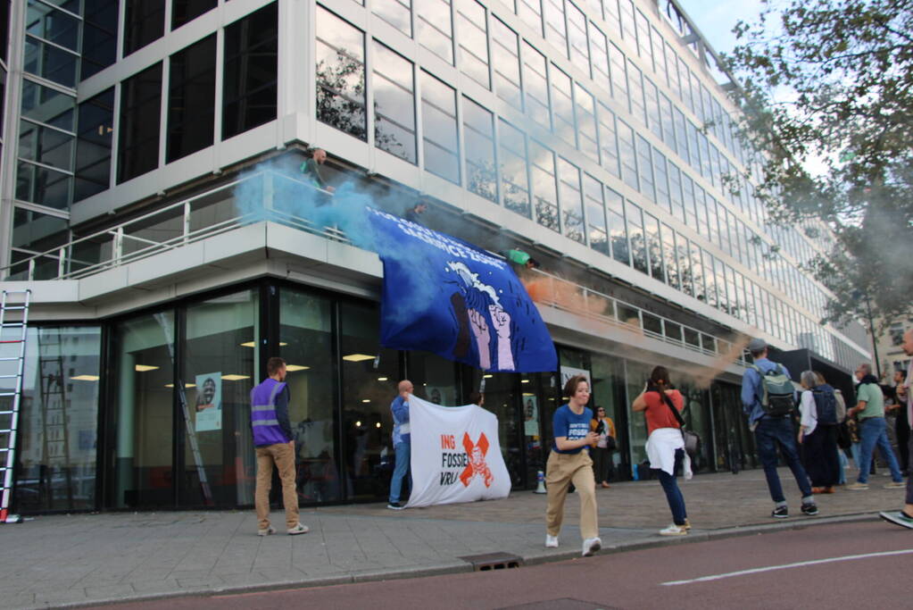 Extinction Rebellion demonstreert bij ING-kantoor