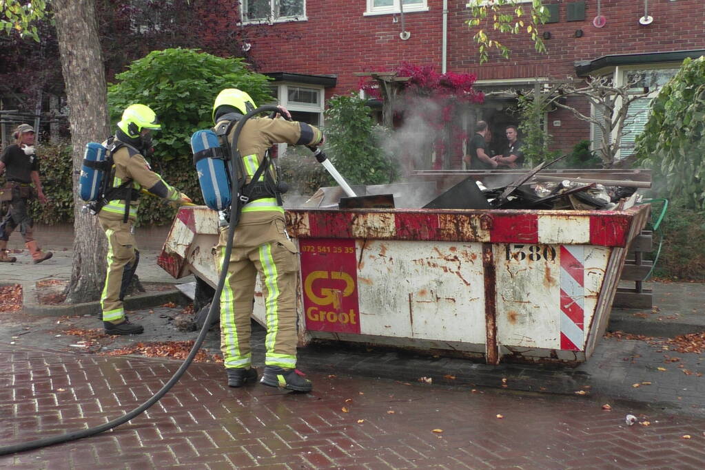 Bouwcontainer vliegt in brand