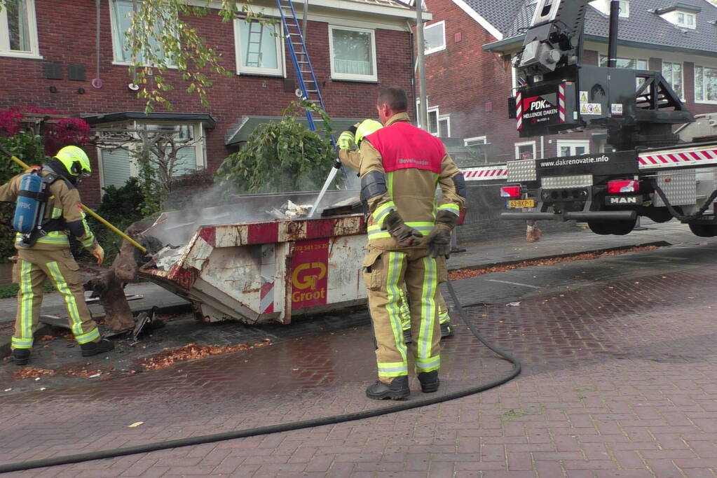 Bouwcontainer vliegt in brand