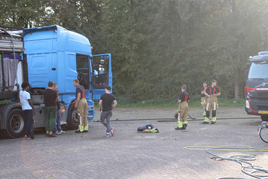 Startmotor van vrachtwagen vliegt in brand
