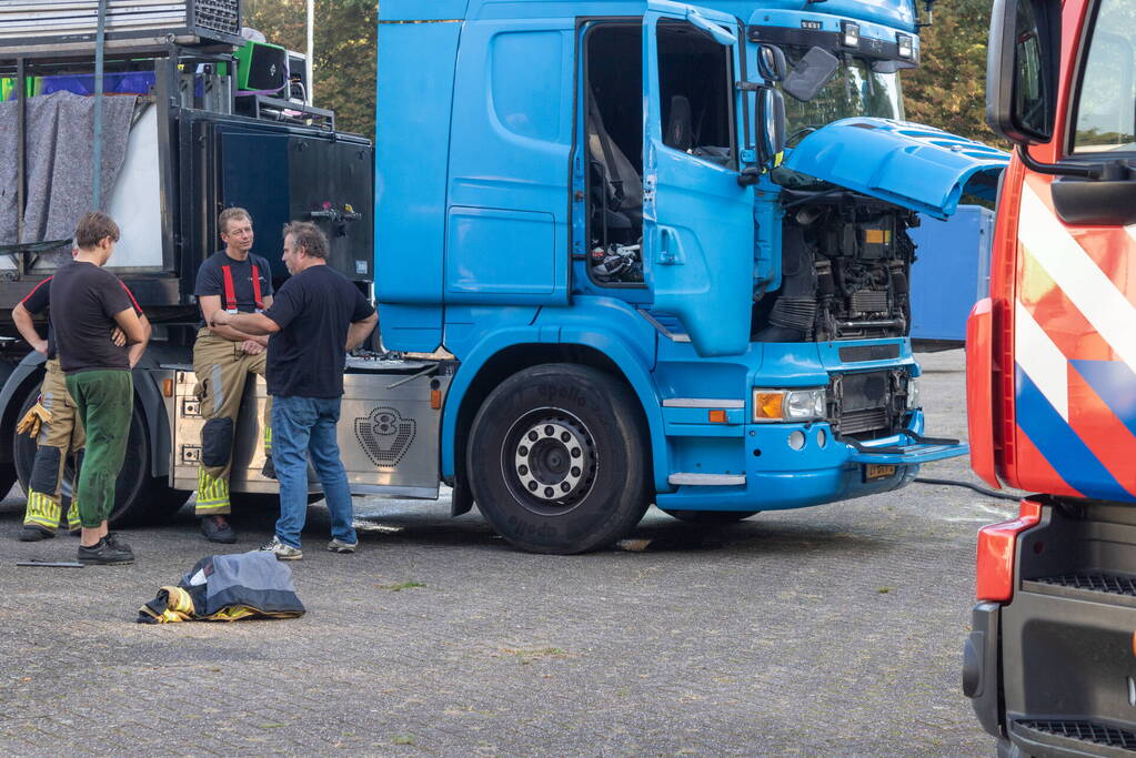Startmotor van vrachtwagen vliegt in brand
