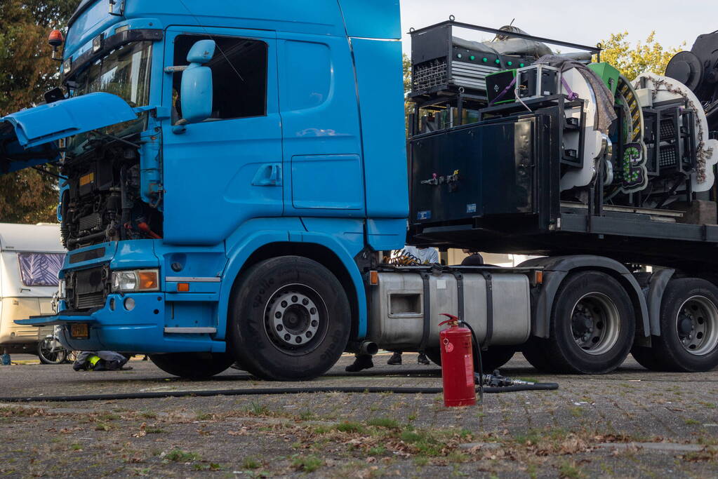 Startmotor van vrachtwagen vliegt in brand