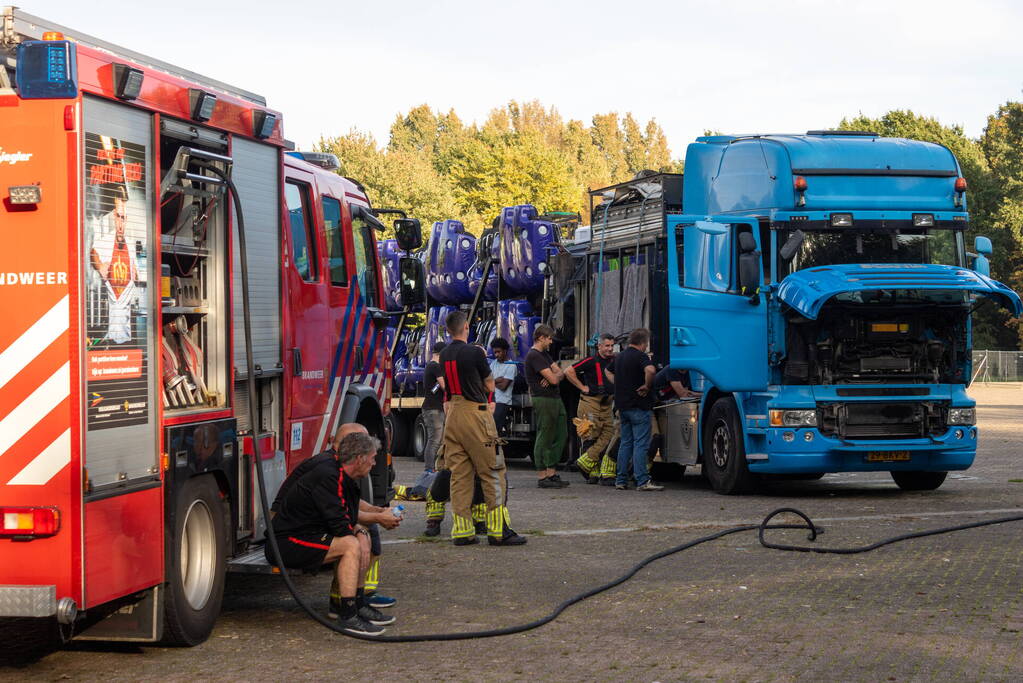 Startmotor van vrachtwagen vliegt in brand