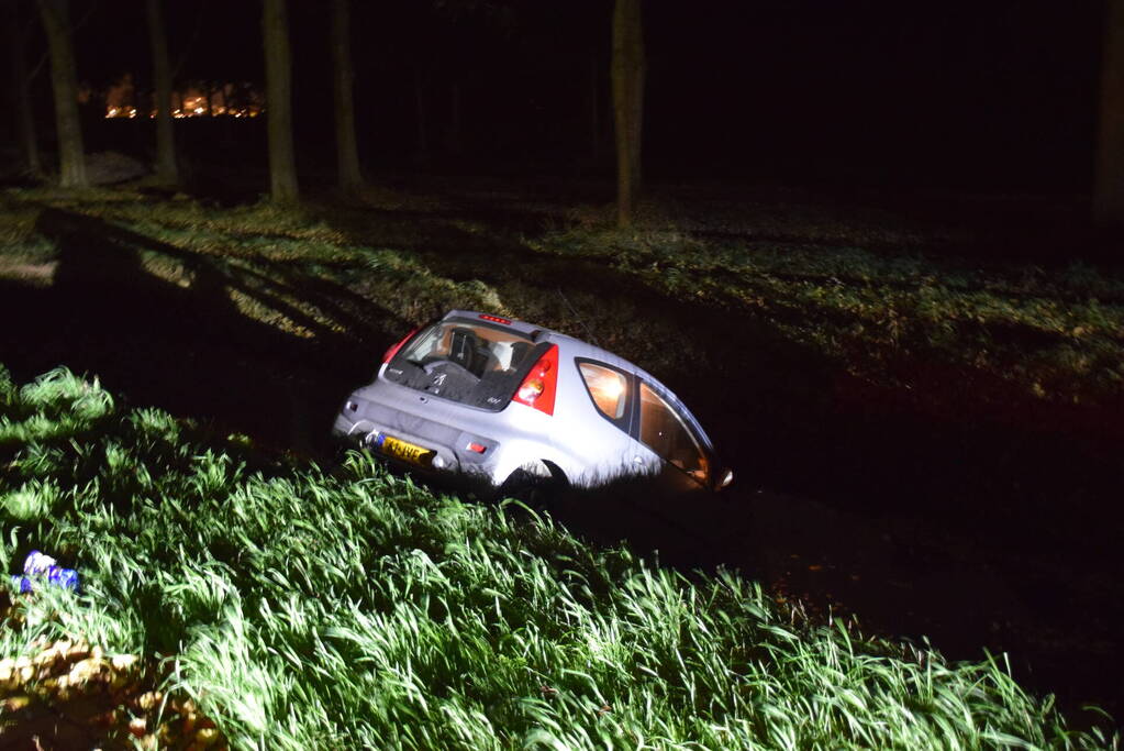 Auto raakt half te water