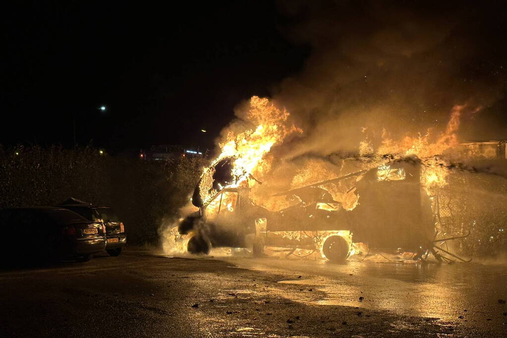 Felle brand verwoest bedrijfswagens