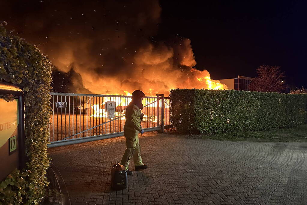 Felle brand verwoest bedrijfswagens