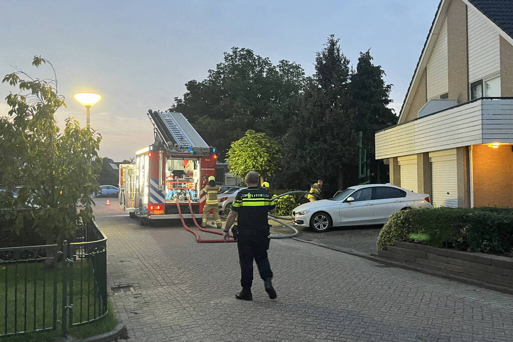 Flinke rookwolken uit woning door brand