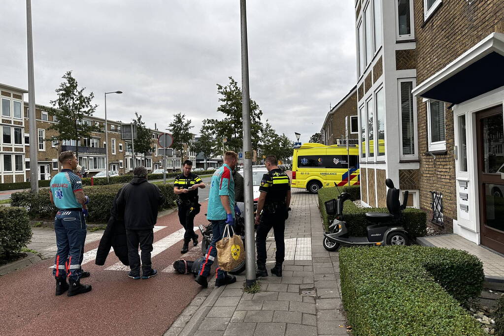 Bestuurder scootmobiel loop armletsel op