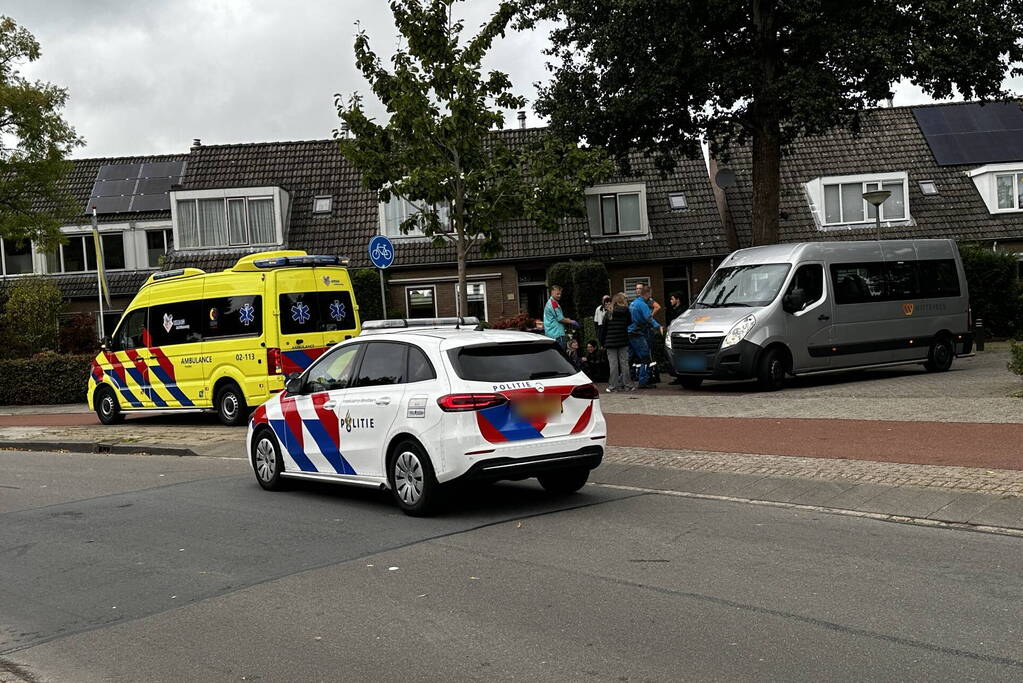 Longboarder gewond bij botsing met bestelbus