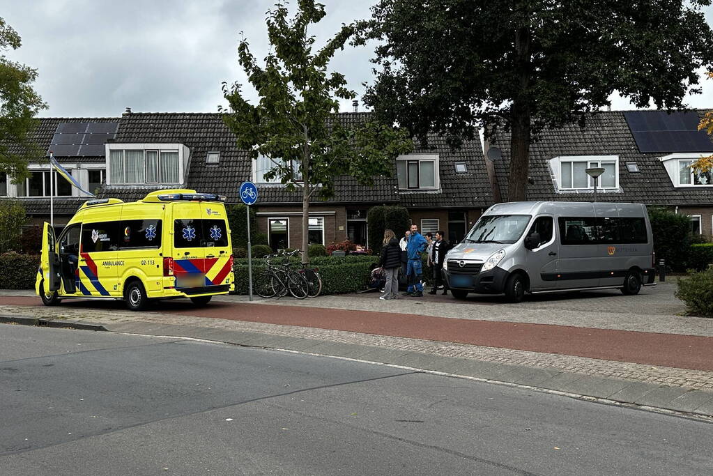 Longboarder gewond bij botsing met bestelbus