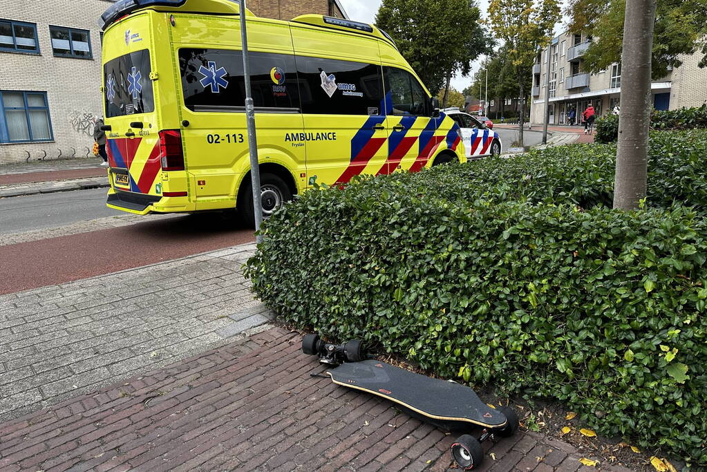 Longboarder gewond bij botsing met bestelbus